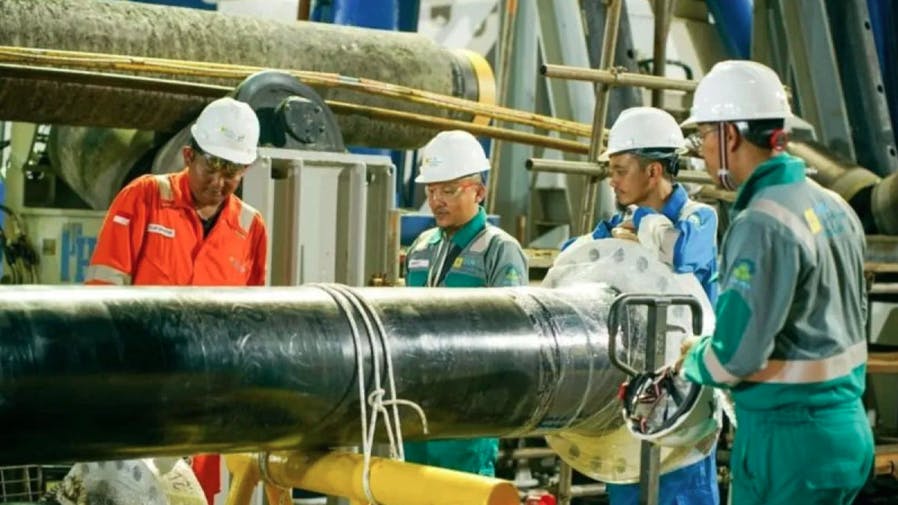 experts check the preparation of hot tap and tie-in works