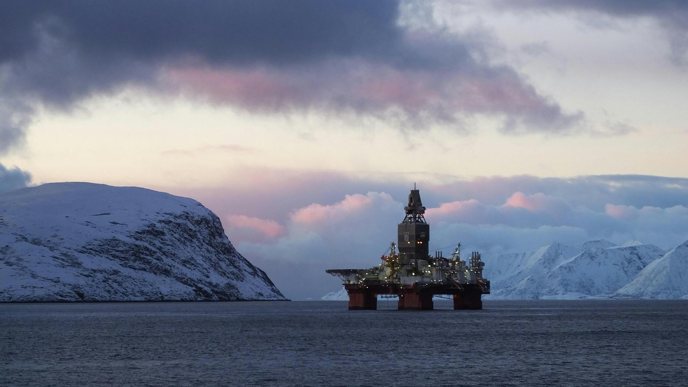 Norway oil service lockout takes effect, disrupts offshore drilling