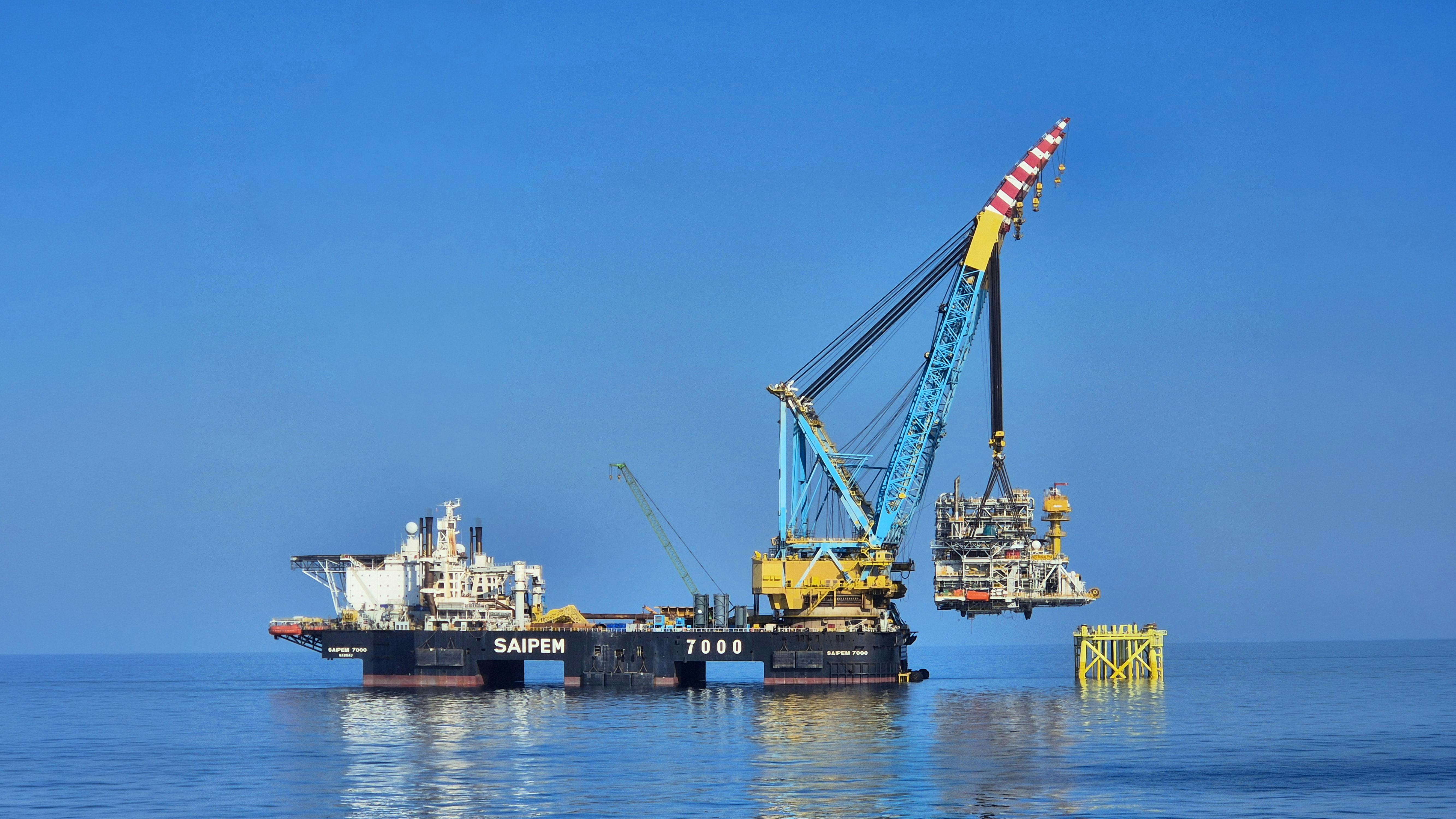 Saipem 7000 crane vessel's Neptun Deep installation