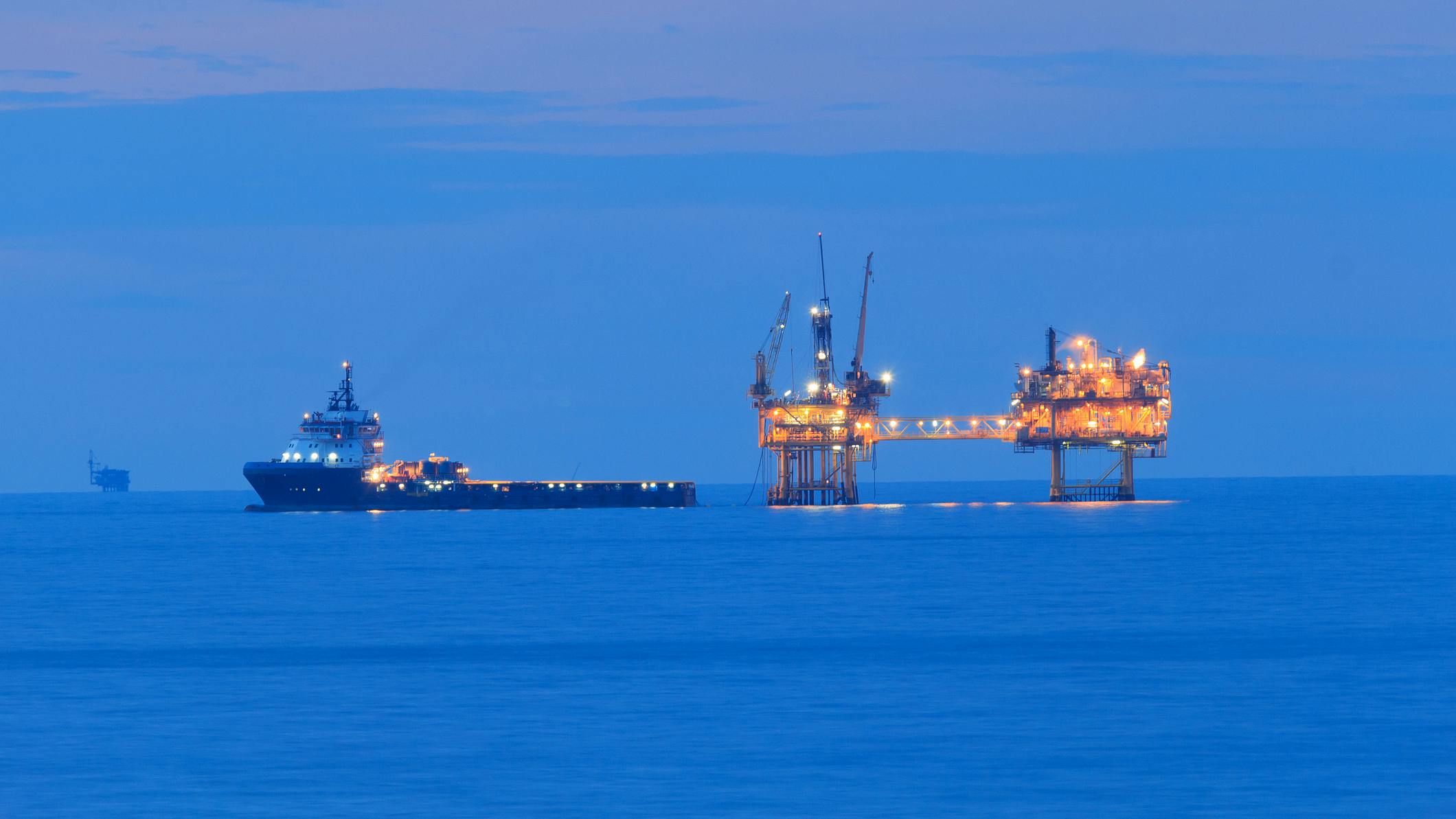 A hydraulic workover (snubbing) unit deployed on an offshore platform