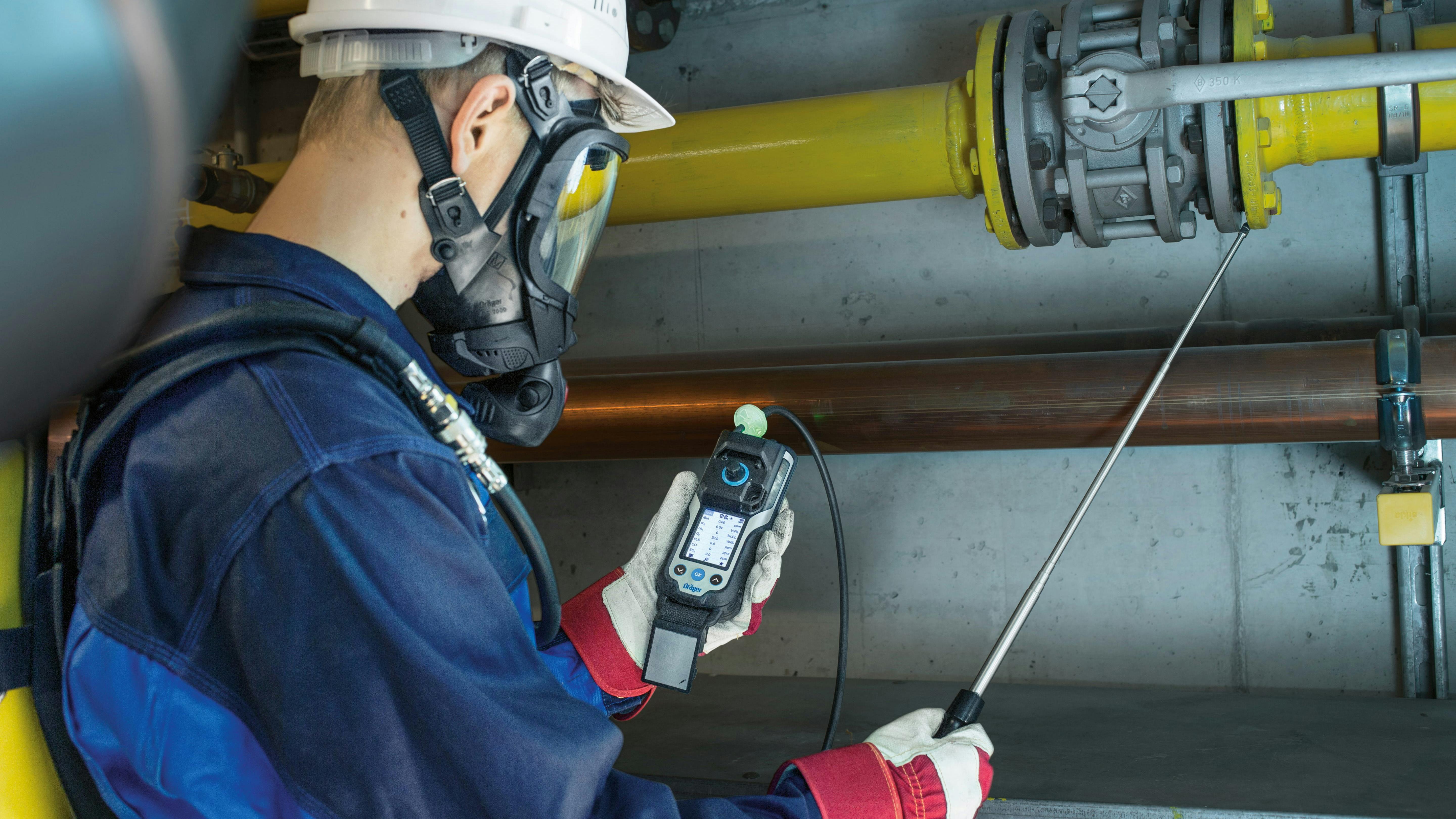 Technician performs gas monitoring with X-am 8000